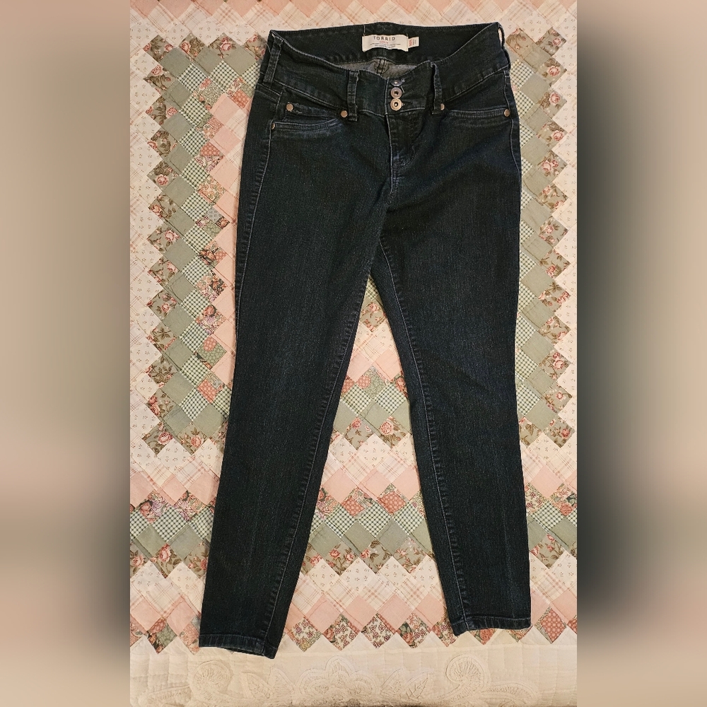 Torrid- 3 button Black Ankle length Jeggings - Size  10 S
